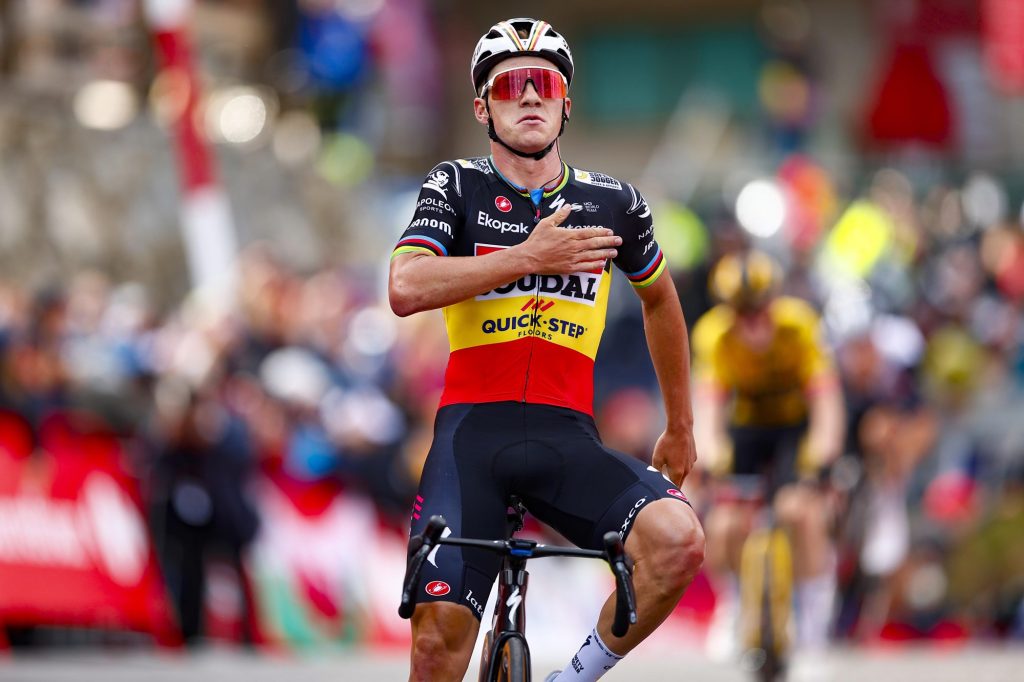 Remco Evenepoel s&rsquo;impose au sommet et chute sur La Vuelta