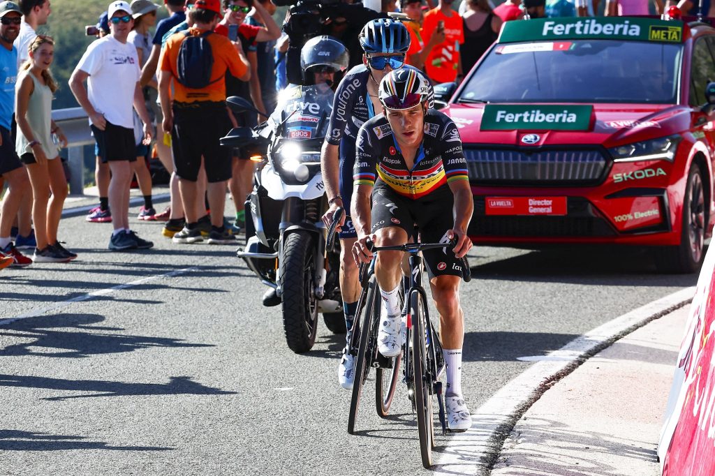 Remco Evenepoel prend possession du maillot &agrave; pois du Tour d&rsquo;Espagne