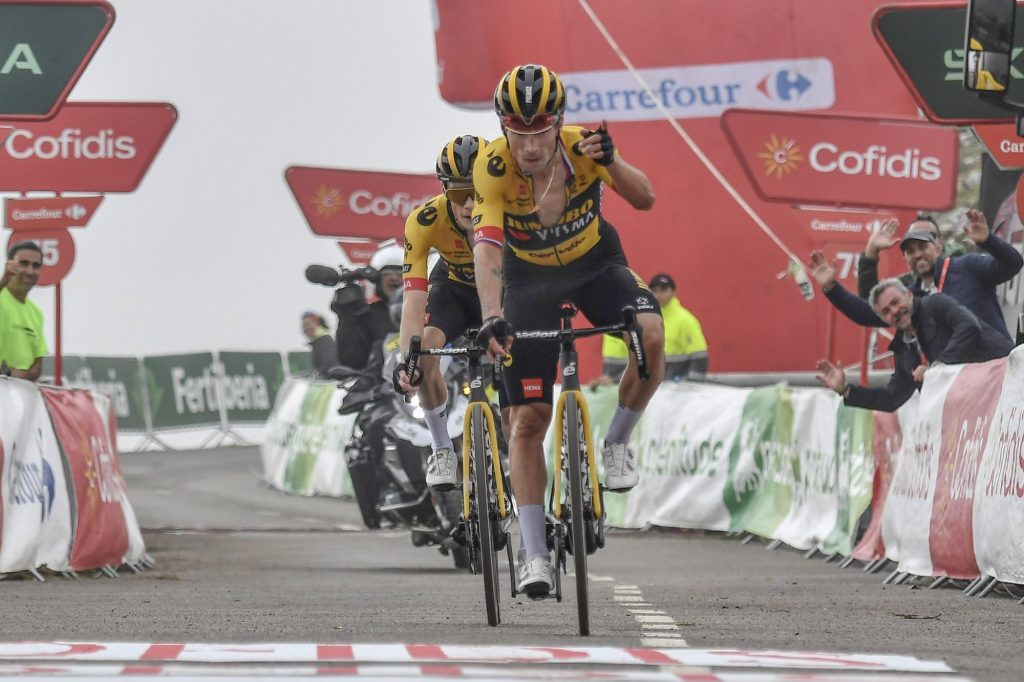 Primoz Roglic au sommet de l&rsquo;Angliru, nouveau tripl&eacute; Jumbo-Visma sur La Vuelta
