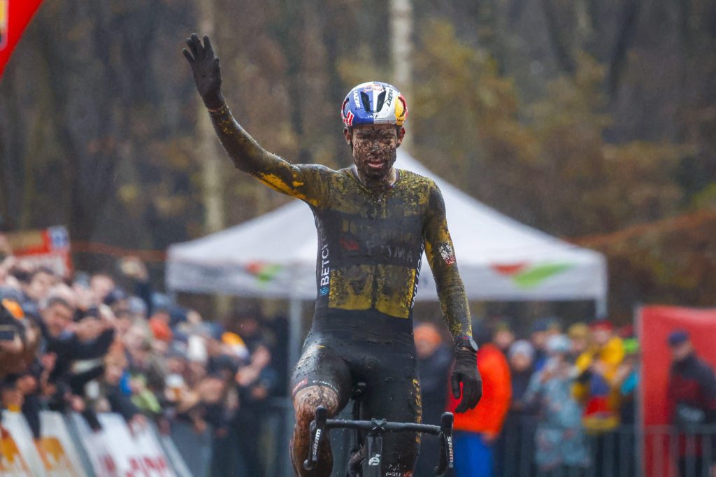 Wout van Aert remporte ais&eacute;ment l&rsquo;Exact Cross &agrave; Essen