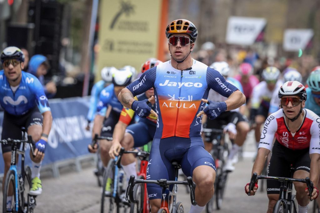 Dylan Groenewegen devant Bryan Coquard sur la Classique de Valence 2024