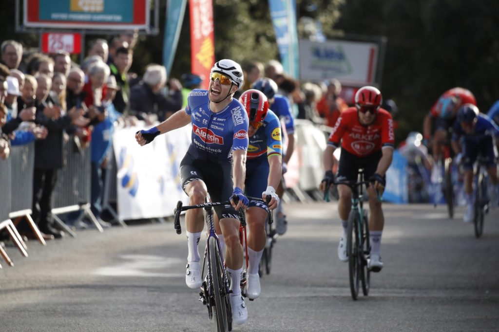 Axel Laurance bat Mads Pedersen en puncheur sur la 2&egrave; &eacute;tape de l&rsquo;&Eacute;toile de Bess&egrave;ges