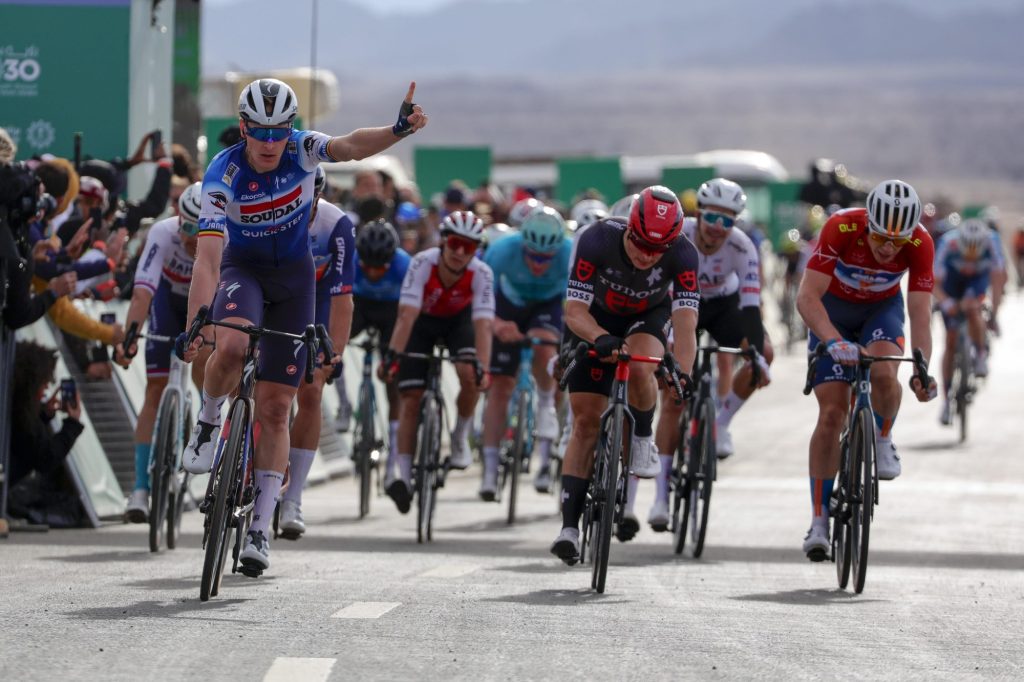 Tim Merlier triomphe des bordures sur la 3e &eacute;tape de l&rsquo;AlUla Tour 2024