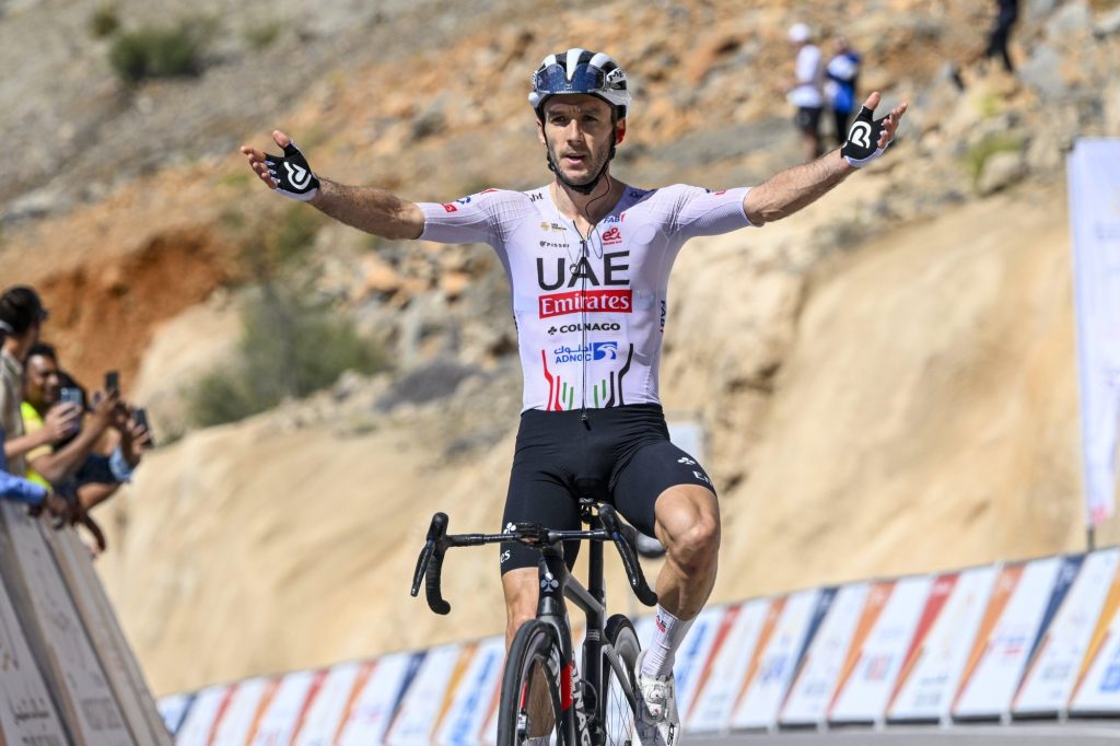 Adam Yates renverse le g&eacute;n&eacute;ral du Tour d&rsquo;Oman 2024 sur la 5e &eacute;tape