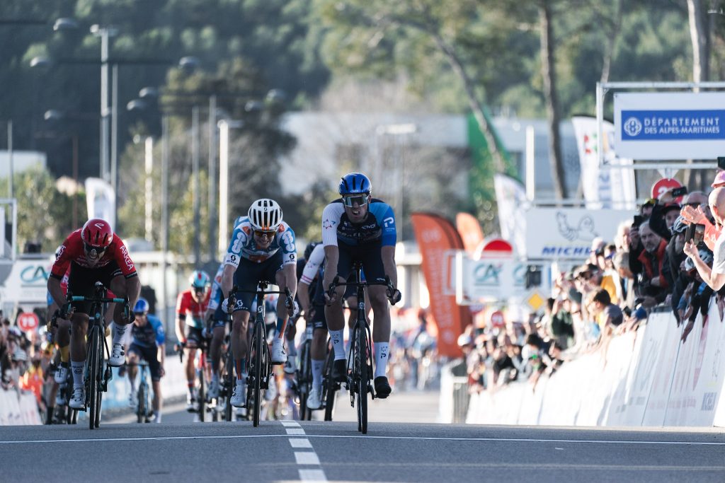 Ethan Vernon remporte la 1e &eacute;tape du Tour des Alpes-Maritimes 2024