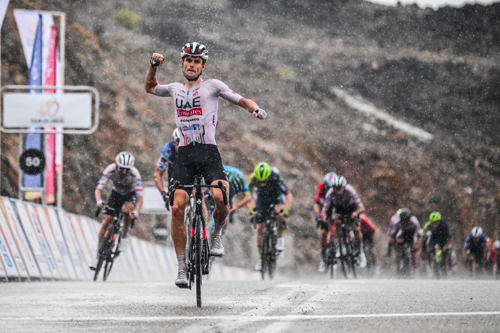 Finn Fisher-Black remporte la 2e &eacute;tape du Tour d&rsquo;Oman 2024 dans des conditions dantesques