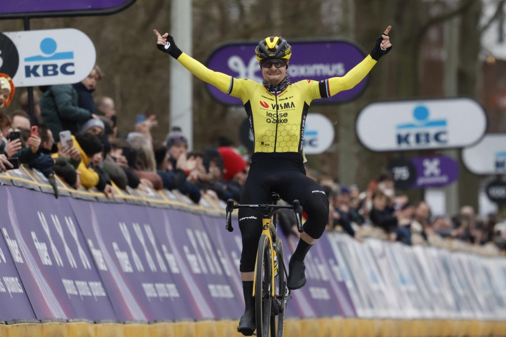 Jan Tratnik gagne l&rsquo;Omloop Het Nieuwsblad 2024 au terme d&rsquo;une course folle