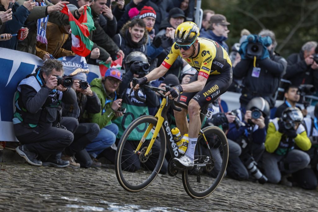 Les 25 &eacute;quipes engag&eacute;es au d&eacute;part du Omloop Het Nieuwsblad 2024