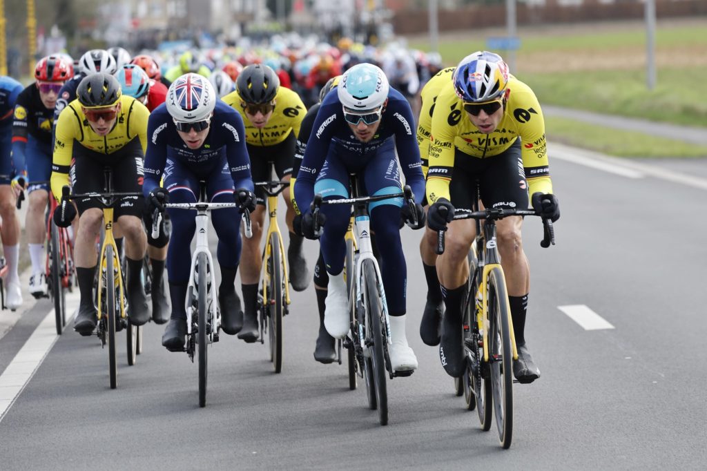 DIRECT : coups de bordure sur l&rsquo;Omloop Het Nieuwsblad 2024