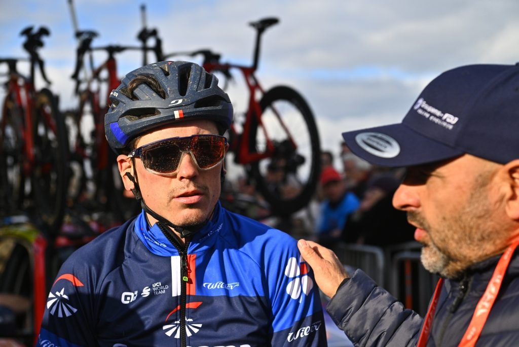 David Gaudu perd six minutes en voulant enlever sa veste