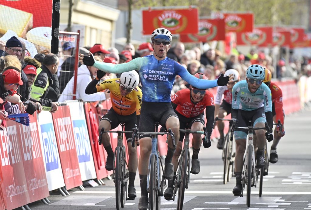 Beno&icirc;t Cosnefroy remporte Paris-Camembert 2024