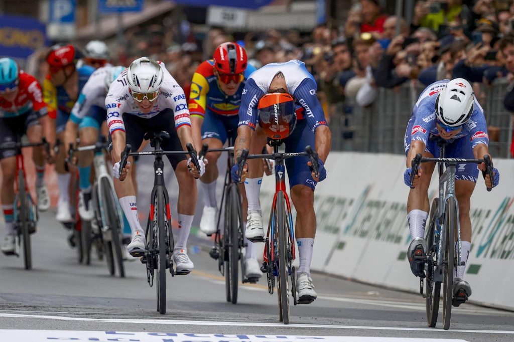 Jasper Philipsen s&rsquo;impose d&rsquo;un rien sur Milan-Sanremo 2024