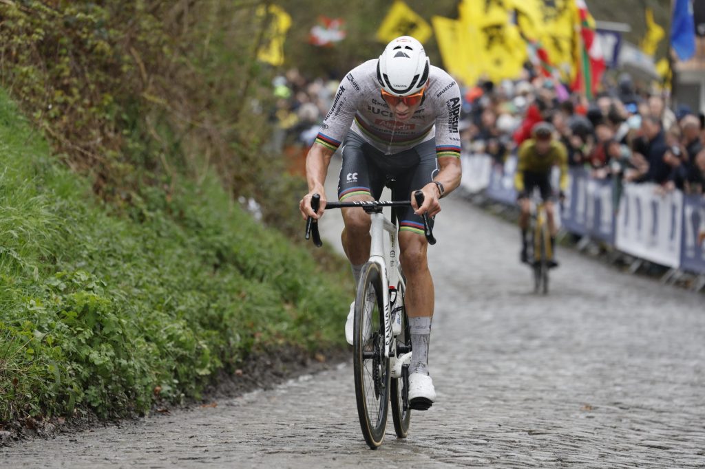 L&rsquo;image cocasse du Tour des Flandres 2024 : &agrave; pied dans le Koppenberg !