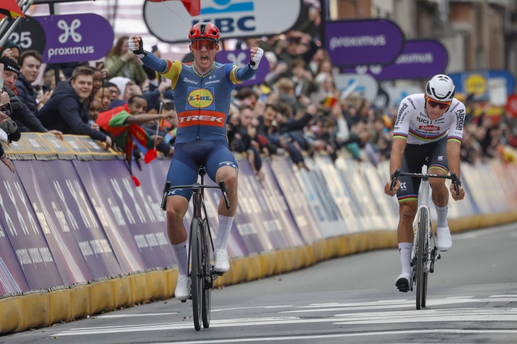 Mads Pedersen se paie van der Poel sur Gand-Wevelgem 2024