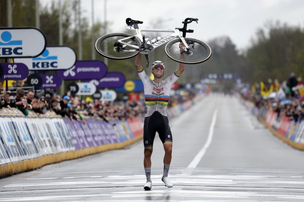 Mathieu van der Poel rentre dans l&rsquo;histoire du Tour des Flandres