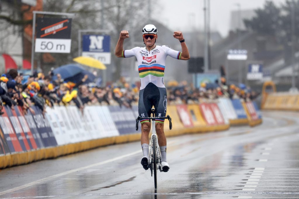 Mathieu van der Poel en solitaire sur l&rsquo;E3 Saxo Classic 2024