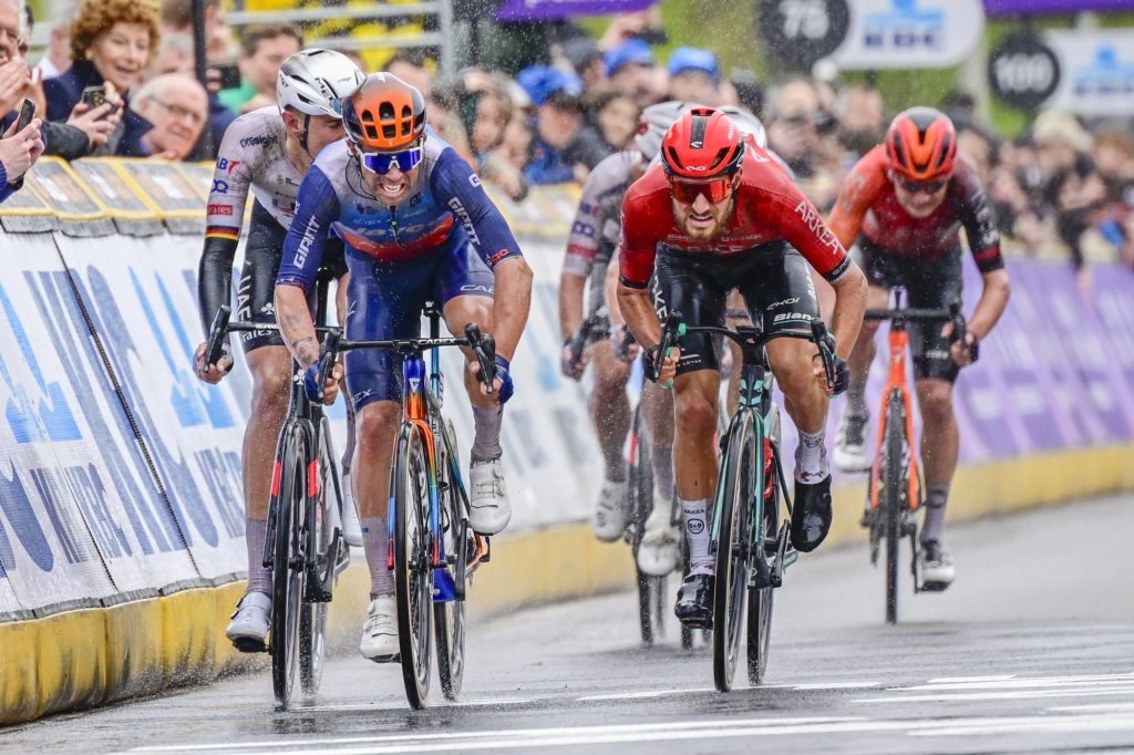 Michael Matthews d&eacute;class&eacute; du Tour des Flandres 2024