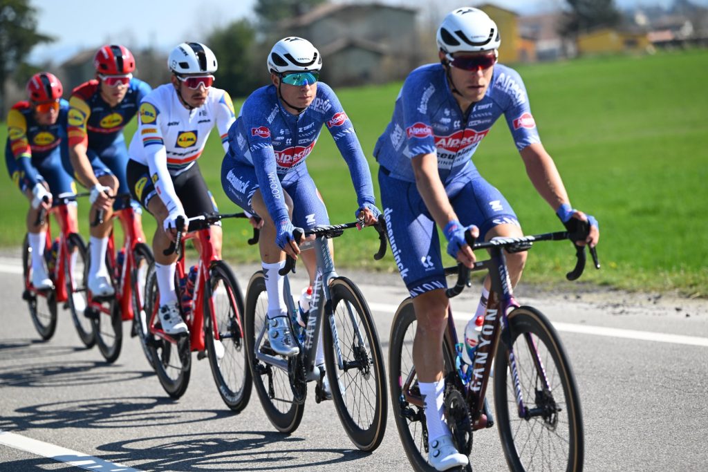 DIRECT : Lidl-Trek et Alpecin-Deceuninck chassent l&rsquo;&eacute;chapp&eacute;e sur Milan-Sanremo 2024