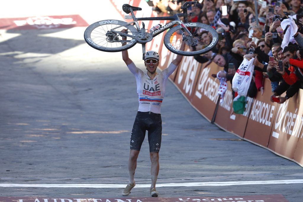 Tadej Pogacar gagne les Strade Bianche 2024 apr&egrave;s un num&eacute;ro de 80 kilom&egrave;tres