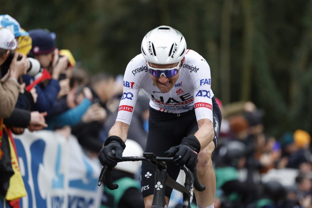 Tim Wellens m&egrave;ne UAE Team Emirates au Tour des Flandres 2024