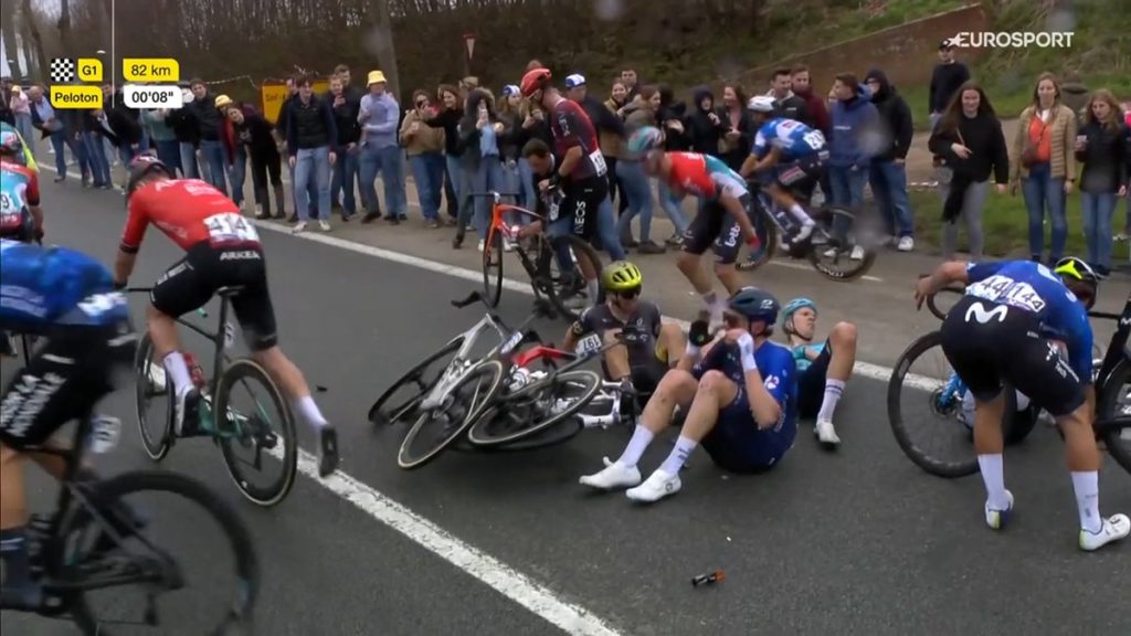 DIRECT : K&uuml;ng et Alaphilippe pris dans une chute au Tour des Flandres 2024