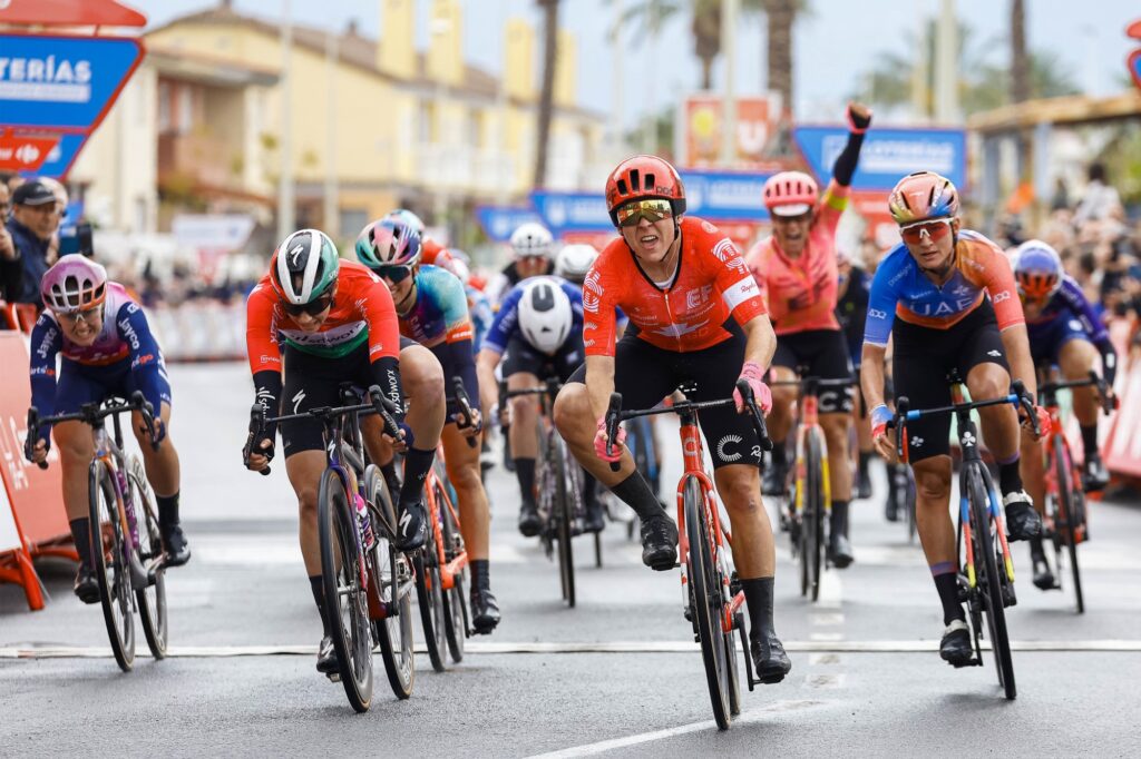 Alison Jackson sort du chaos sur la 2e &eacute;tape de La Vuelta Femenina 2024