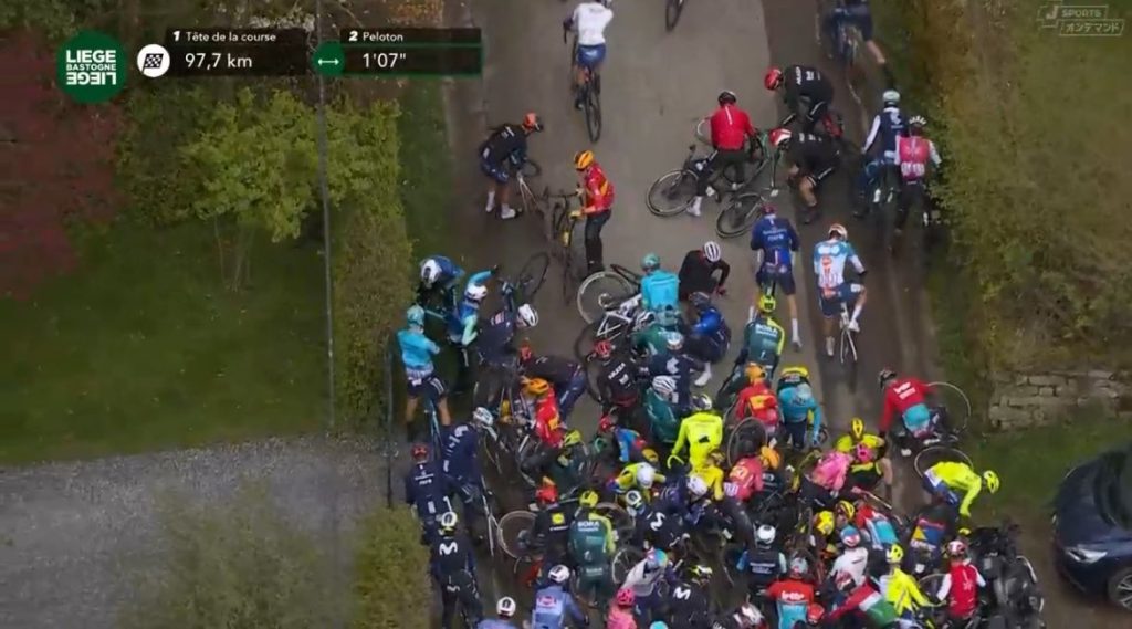 DIRECT : Grosse chute, Mathieu van der Poel g&ecirc;n&eacute; sur Li&egrave;ge-Bastogne-Li&egrave;ge 2024
