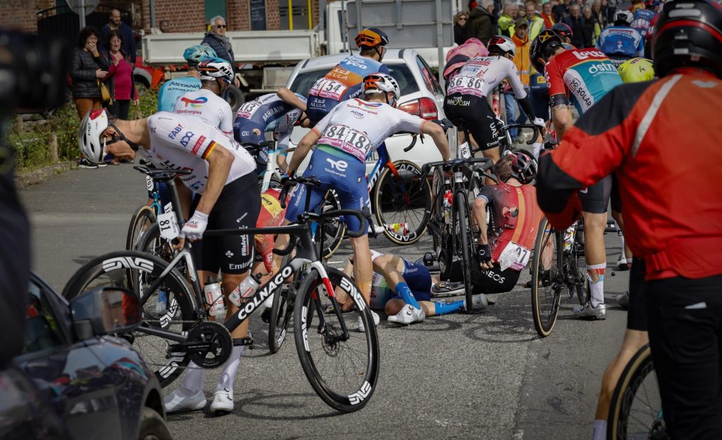 DIRECT : 20 coureurs au sol, abandons de Viviani et Milan sur Paris-Roubaix 2024