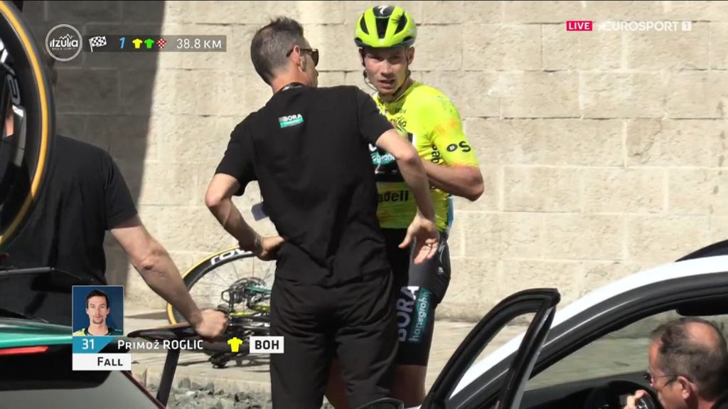 Primoz Roglic chute lors de la 3e &eacute;tape du Tour du Pays basque 2024