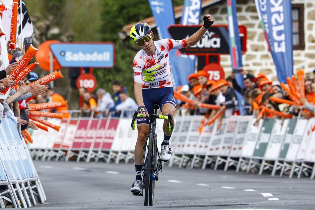 Louis Meintjes s&rsquo;impose lors de la 4e &eacute;tape du Tour du Pays basque 2024