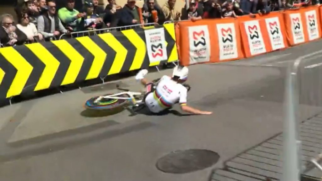 Vid&eacute;o : Remco Evenepoel chute sur le chrono du Tour du Pays basque 2024