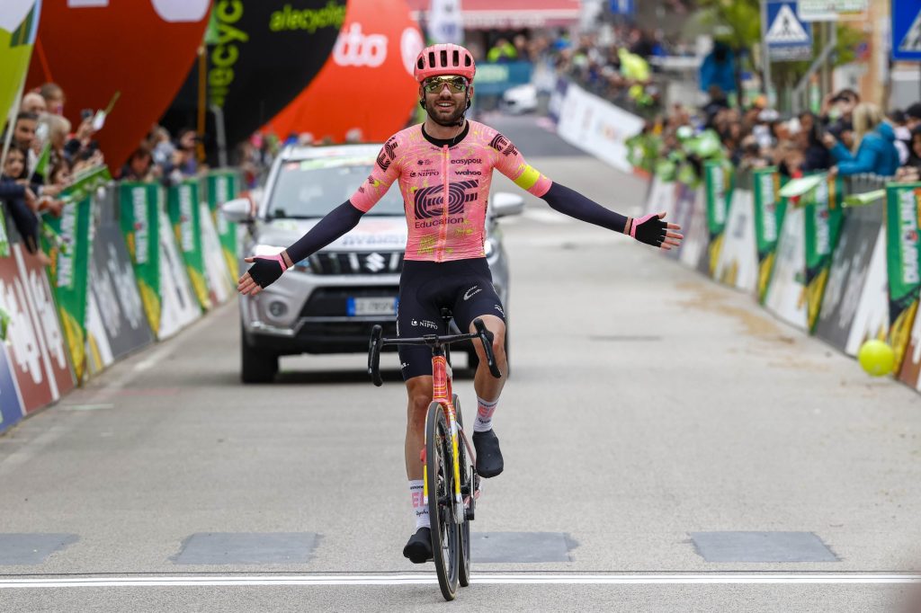 Simon Carr s&rsquo;offre la 4e &eacute;tape du Tour des Alpes 2024