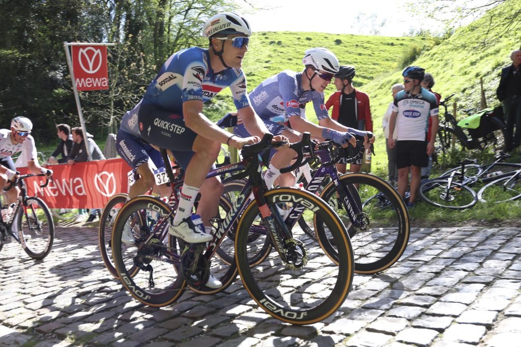 La classe biberon de la Soudal Quick-Step au d&eacute;part de l&rsquo;Amstel Gold Race 2024