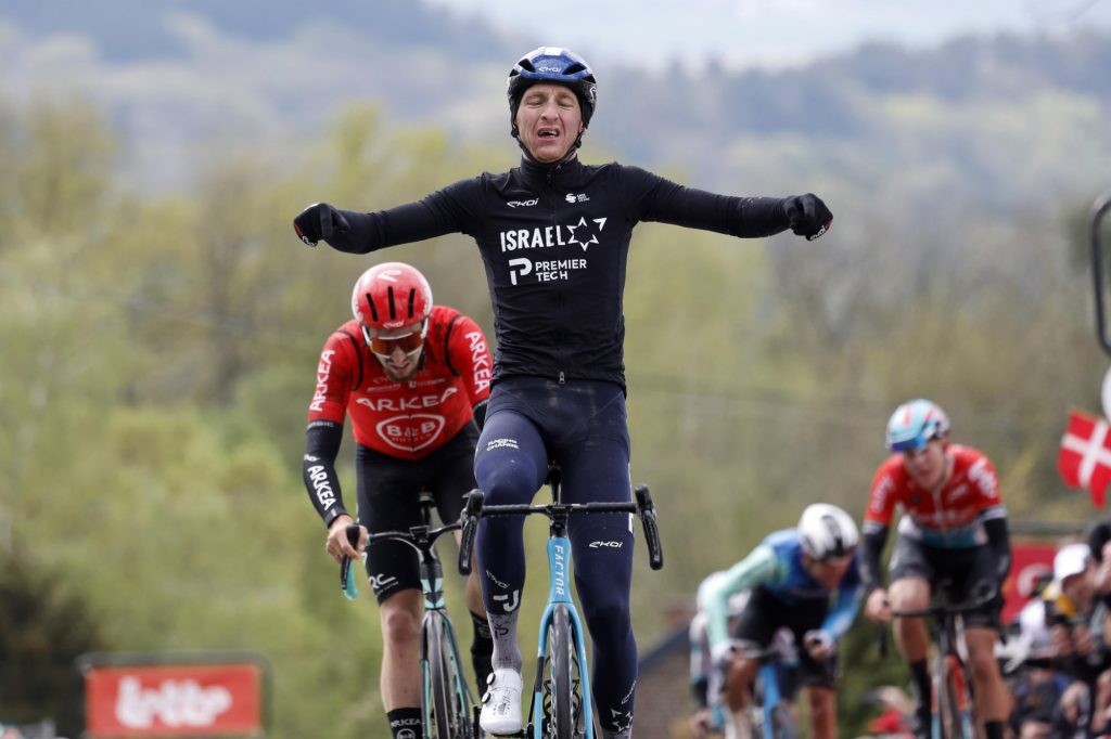 Stephen Williams devant Vauquelin sur la Fl&egrave;che Wallonne 2024