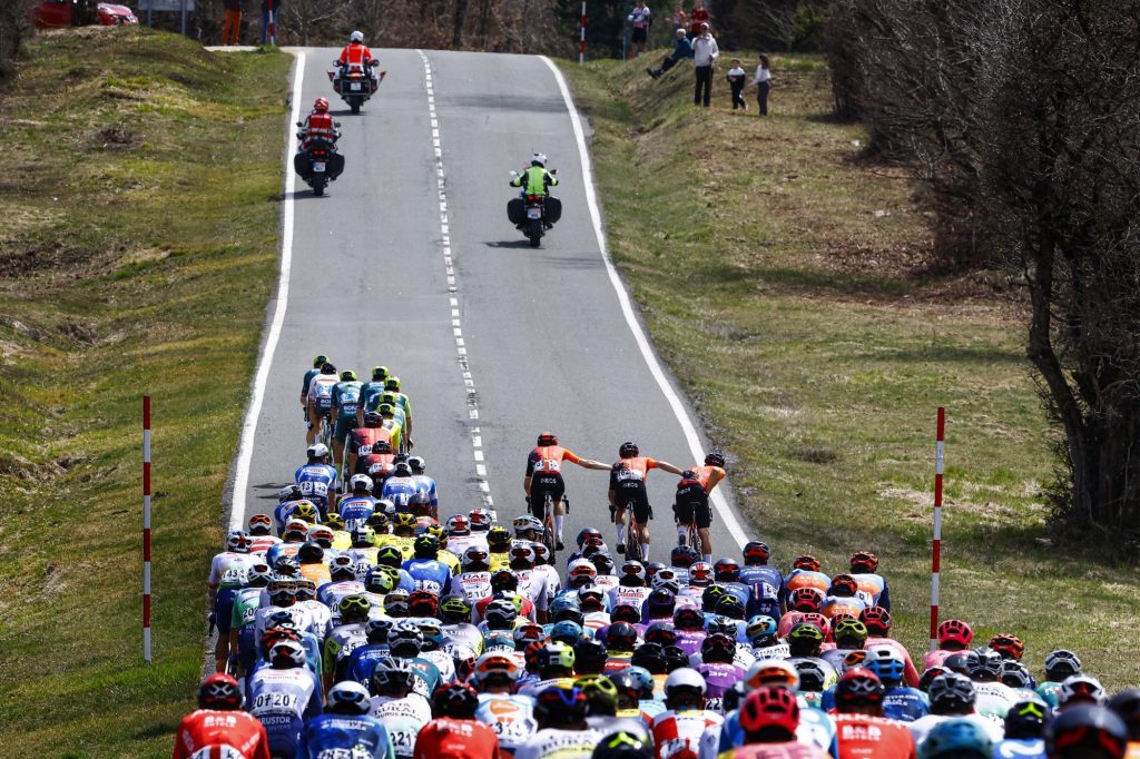 Une grosse chute avec Vingegaard, Evenepoel, Roglic sur le Tour du Pays basque