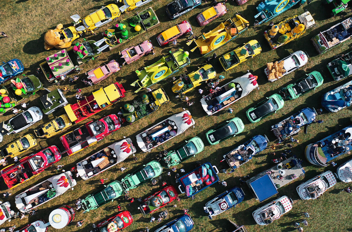 La caravane publicitaire du Tour de France : une organisation bien huil&eacute;e