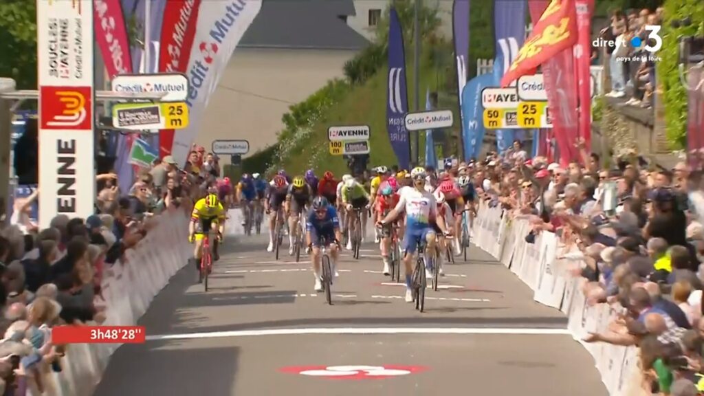 Emilien Jeanni&egrave;re au sprint sur la 1e &eacute;tape des&nbsp;Boucles de la Mayenne 2024
