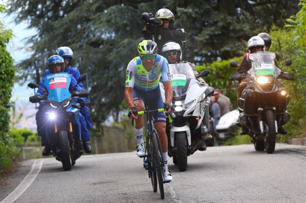 Lilian Calmejane prend le maillot bleu du grimpeur sur le Giro 2024