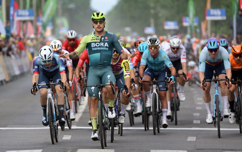 Sam Welsford remporte la 1e &eacute;tape du Tour de Hongrie 2024 dans le chaos