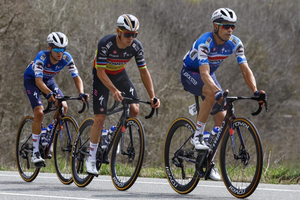 Remco Evenepoel et sa garde rapproch&eacute;e au Crit&eacute;rium du Dauphin&eacute; 2024