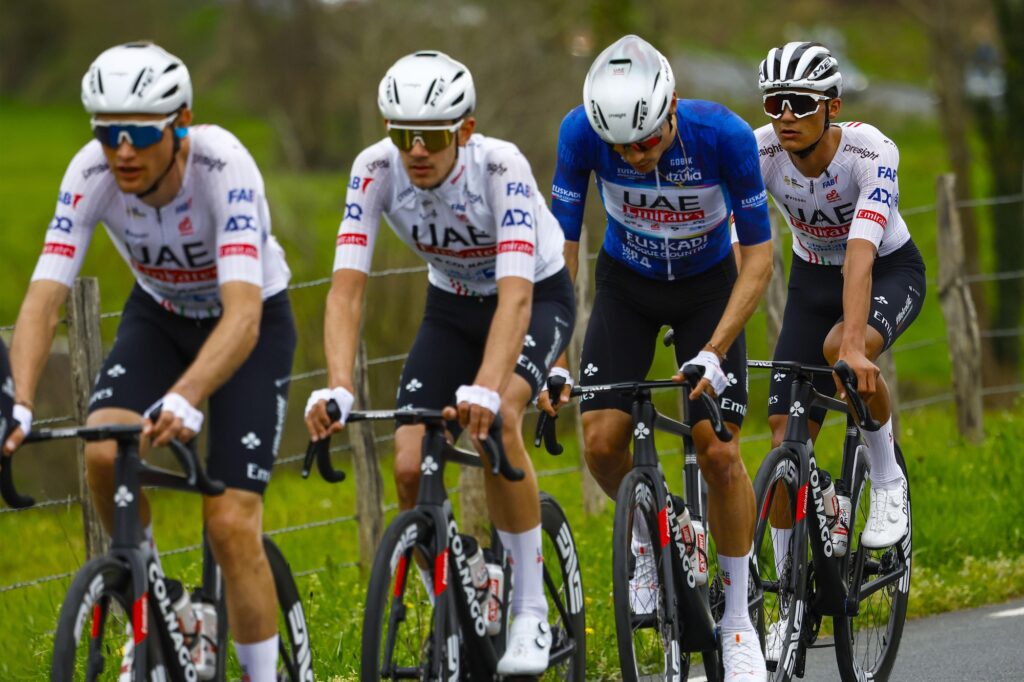 UAE Team Emirates avec Juan Ayuso sur le Crit&eacute;rium du Dauphin&eacute; 2024
