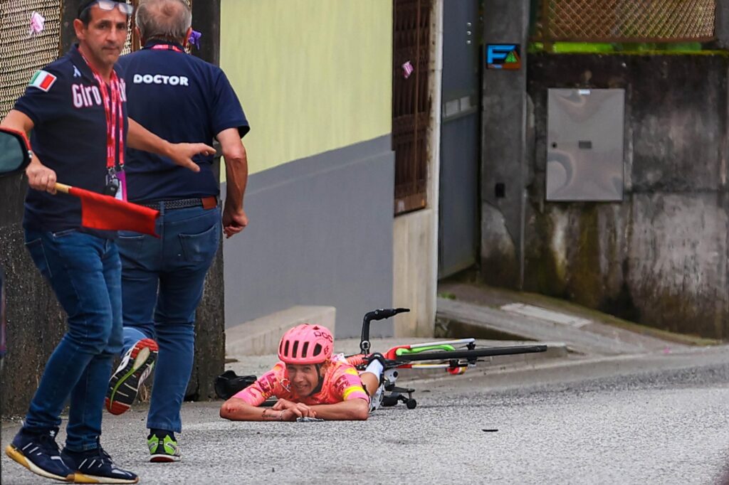 Vid&eacute;o : Andrea Piccolo chute lourdement et abandonne le Giro 2024