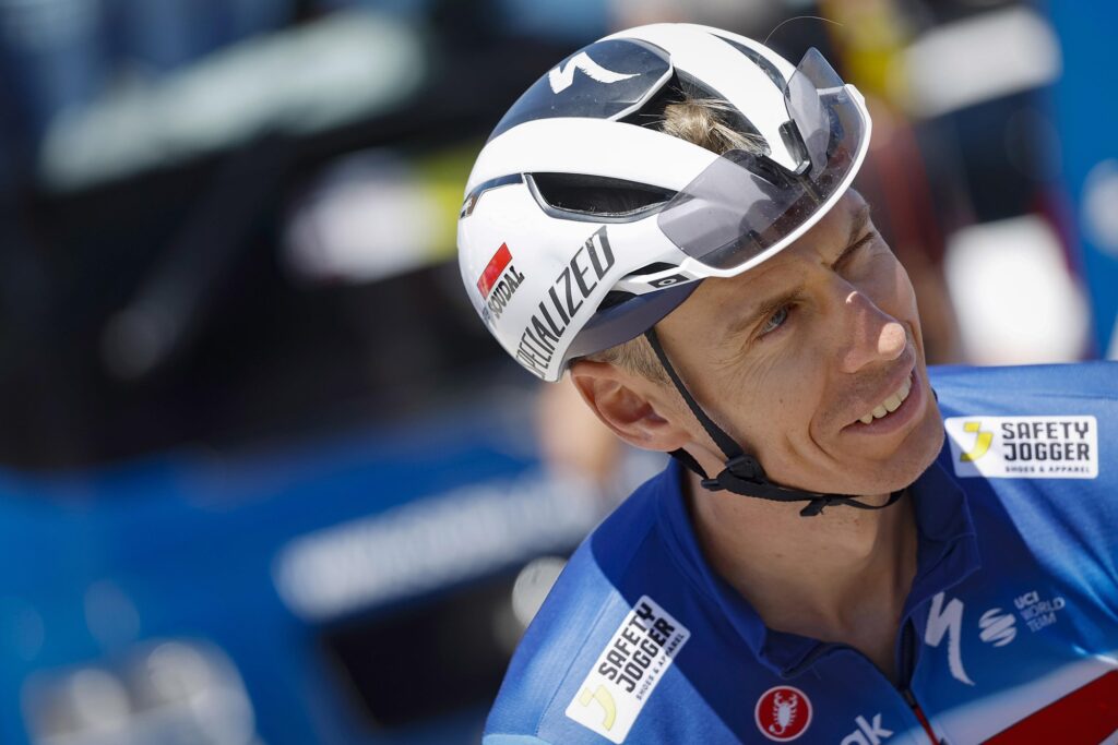 Jan Hirt tombe avant le d&eacute;part du Tour de France 2024