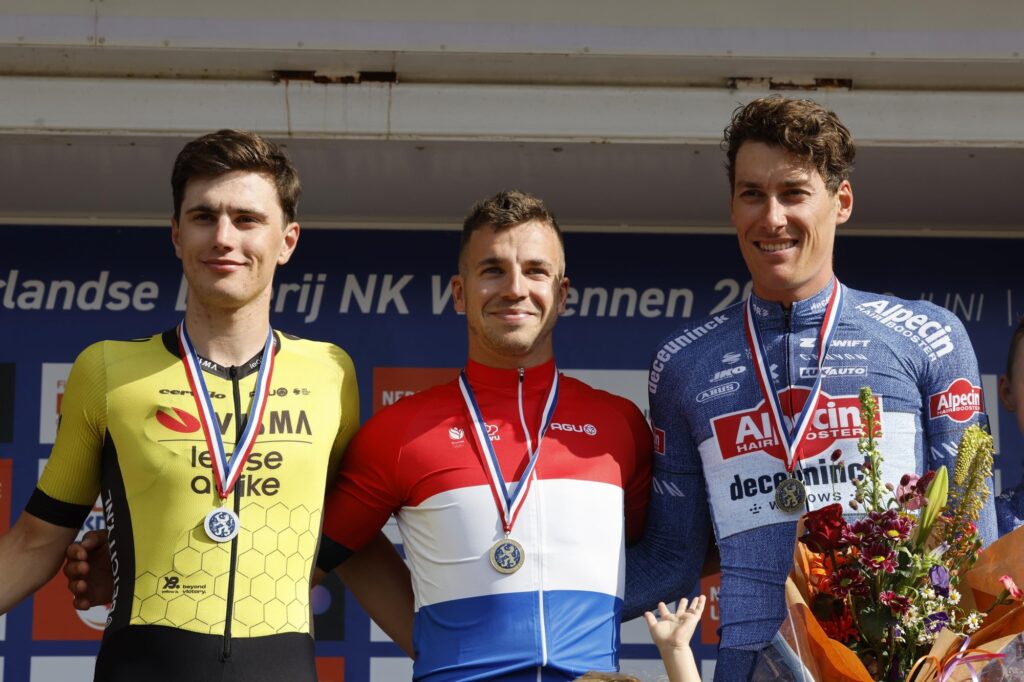 Dylan Groenewegen l&rsquo;emporte au sprint devant Olav Kooij et retrouve le maillot de champion des Pays-Bas