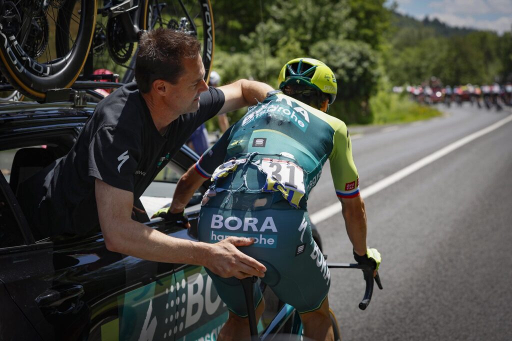 Primoz Roglic chute sur la 3e &eacute;tape du Crit&eacute;rium du Dauphin&eacute; 2024