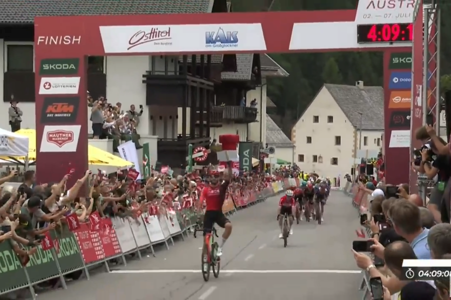 Filippo Ganna l&egrave;ve les bras sur la 4e &eacute;tape du Tour d&rsquo;Autriche