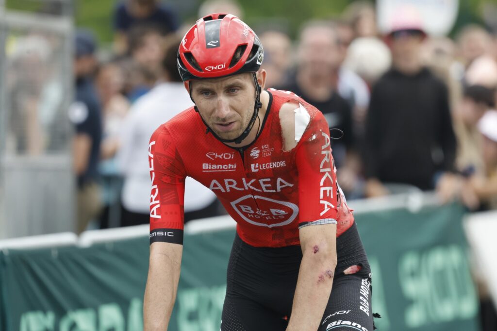 Amaury Capiot met pied &agrave; terre apr&egrave;s sa chute sur le Tour de France 2024