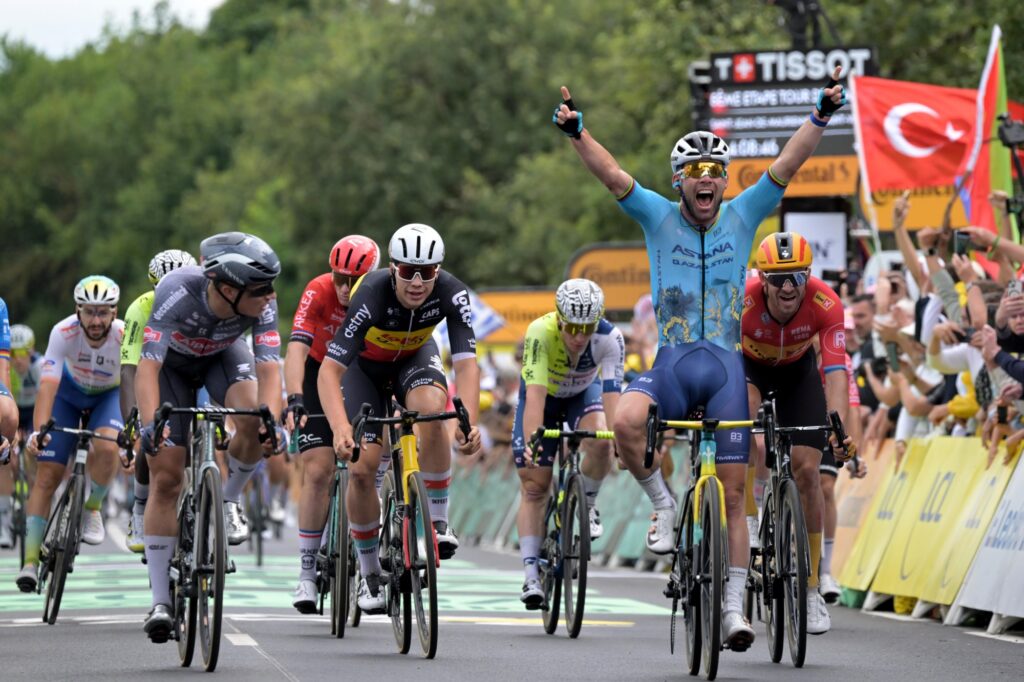 Mark Cavendish s&rsquo;adjuge la 5e &eacute;tape du Tour de France 2024 et rentre dans l&rsquo;histoire !