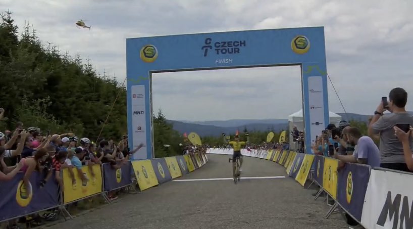 Tom Gloag l&egrave;ve les bras sur la 3e &eacute;tape du Czech Tour 2024