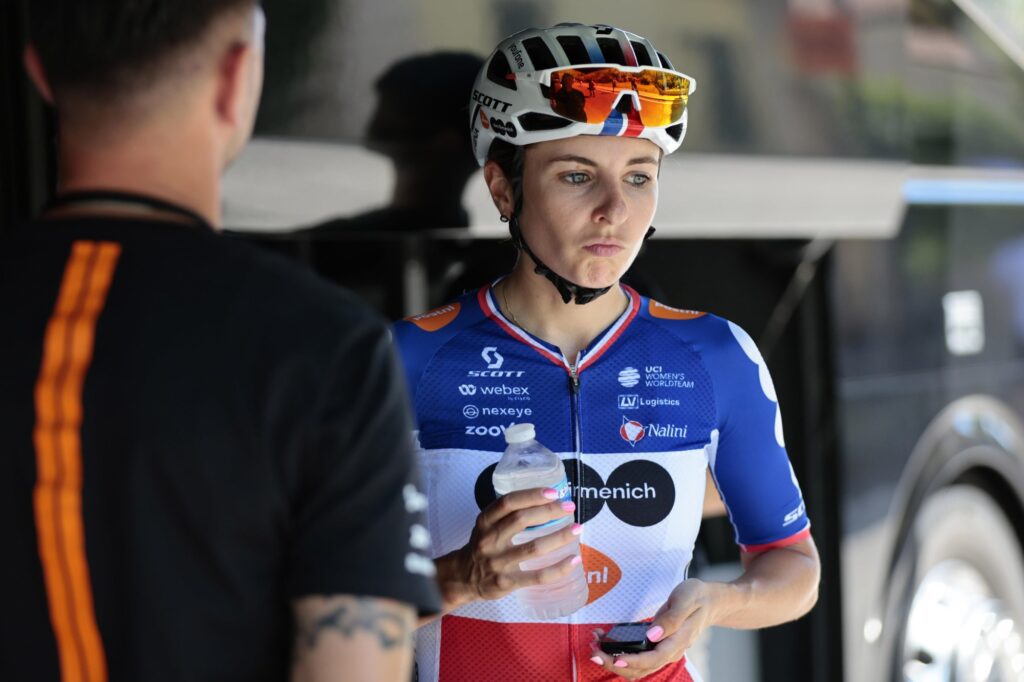 Juliette Labous m&egrave;ne dsm-firmenich PostNL au Tour de France Femmes 2024